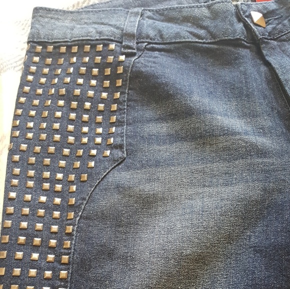 Christina V. Jeans - Picture 5 of 7